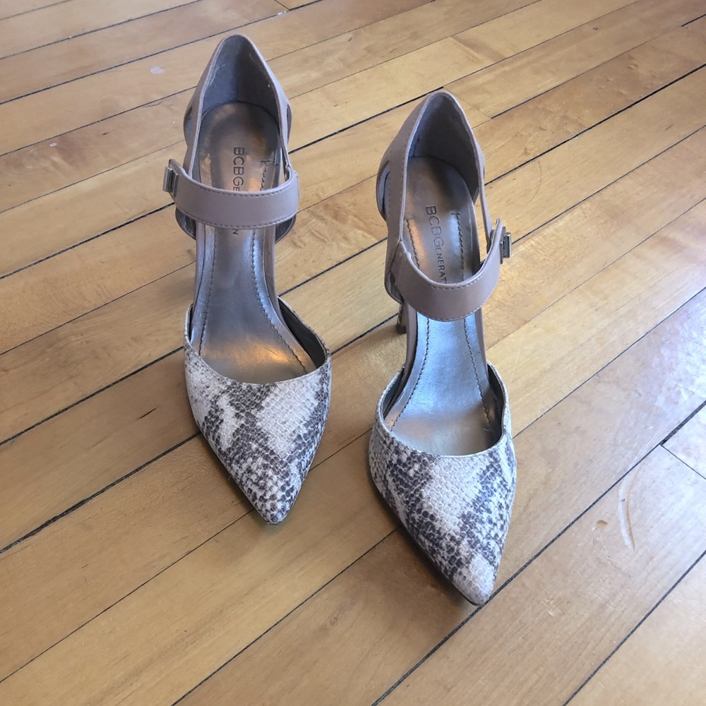 BCBG womens size 6.5 nude snake skin heels